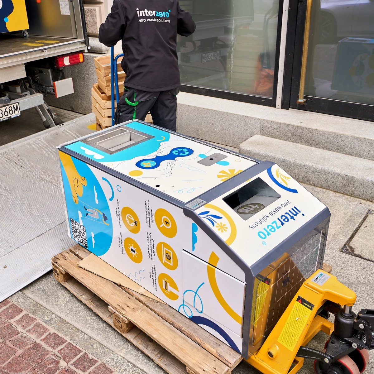 Installazione di un compattatore rifiuti PEL Interzero, Interzero, 2026