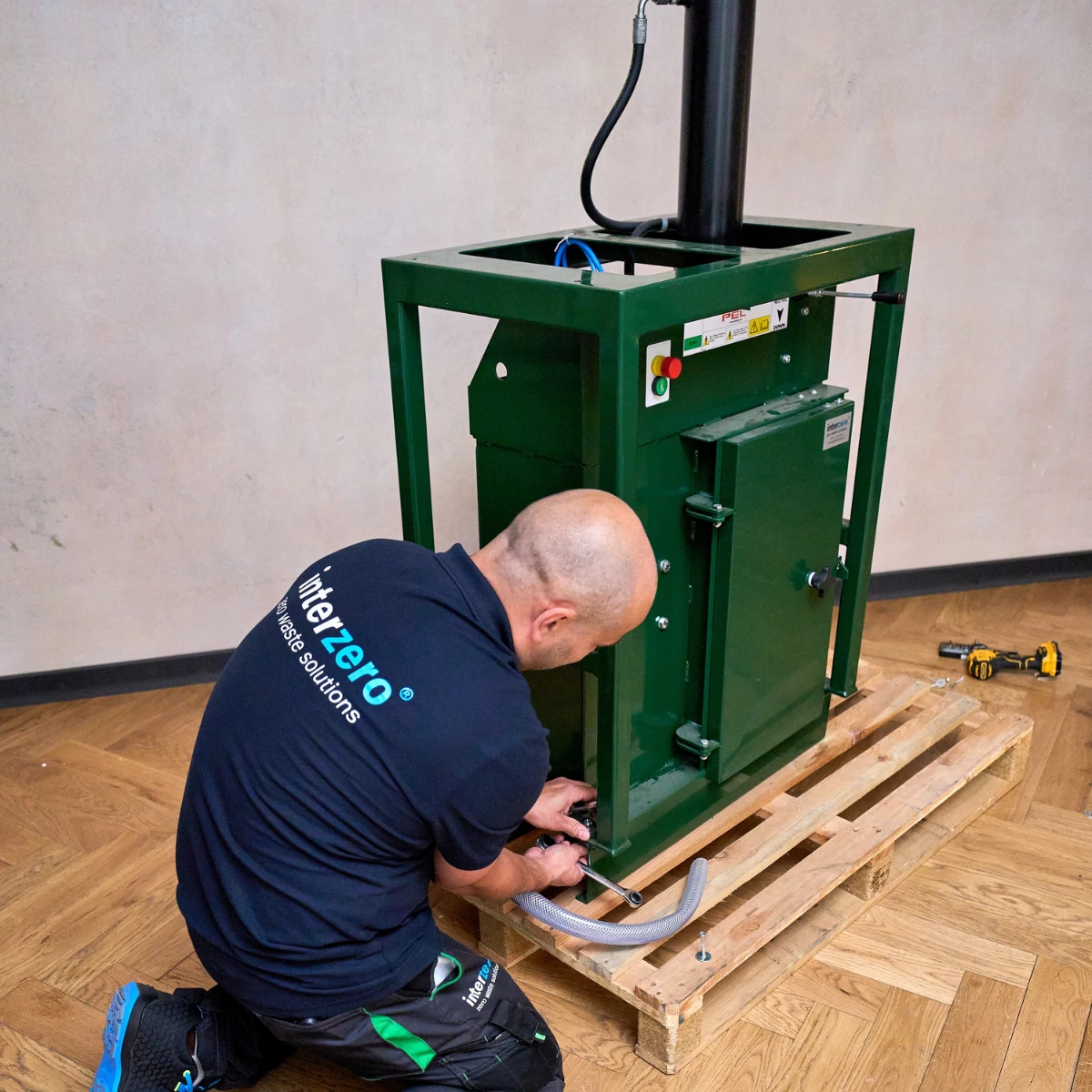 Installazione di un compattatore rifiuti PEL Interzero, Interzero, 2026